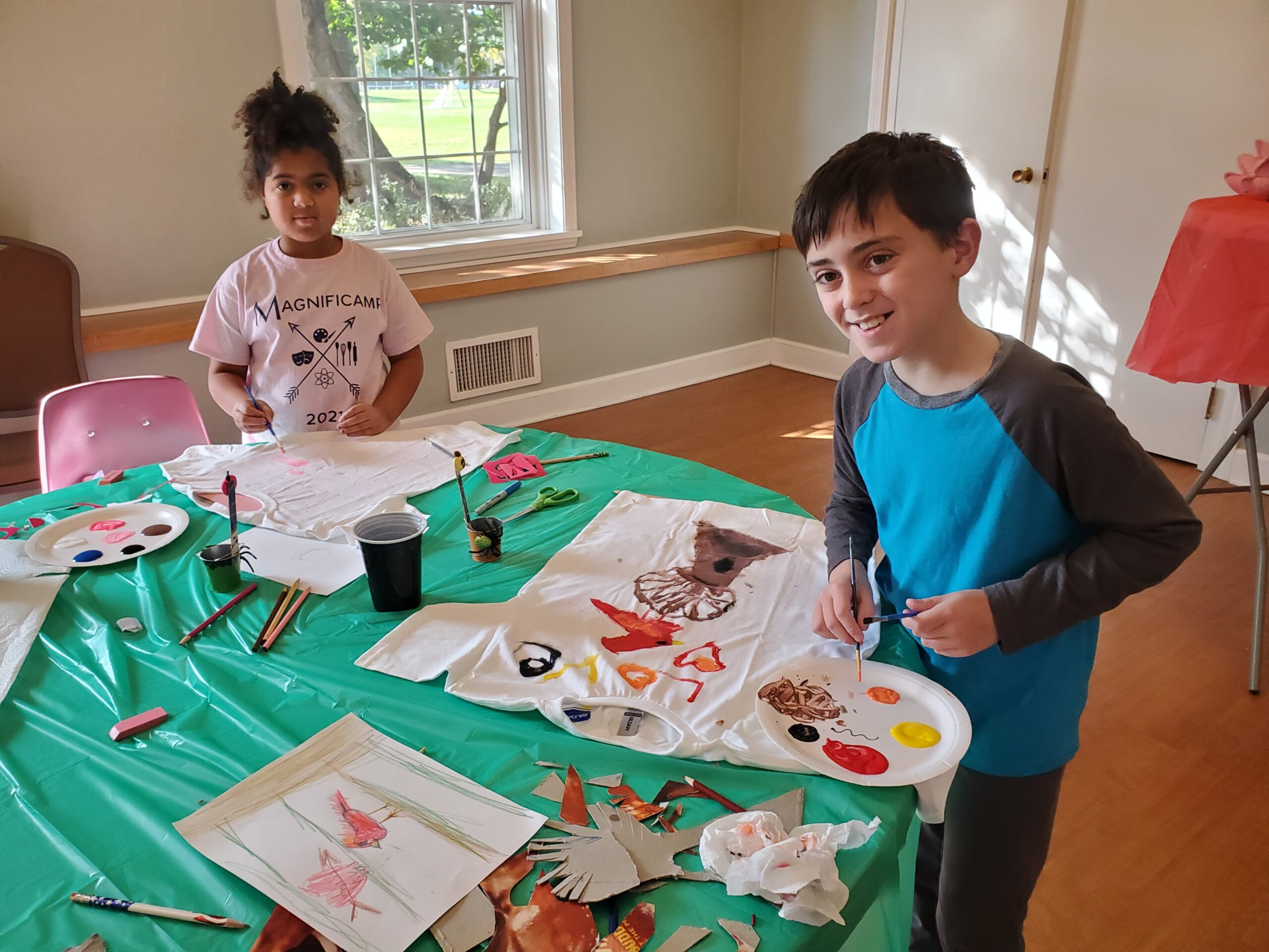 Kids painting together at an art class